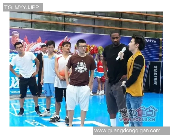 姚明与球迷亲密互动分享篮球梦想点燃年轻人的热情与希望