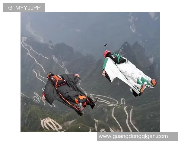 重庆极限运动队的默契配合与挑战极限的精彩瞬间揭秘