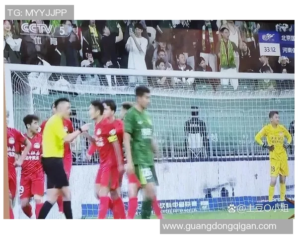 中超焦点战：AC米兰大胜曼联引发争议判罚全场沸腾