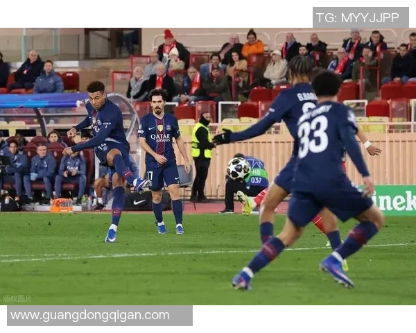 欧冠激战尤文图斯险胜里昂红牌事件引发全场热议与争议 欧冠激战尤文图斯险胜里昂红牌事件引发全场热议与争议